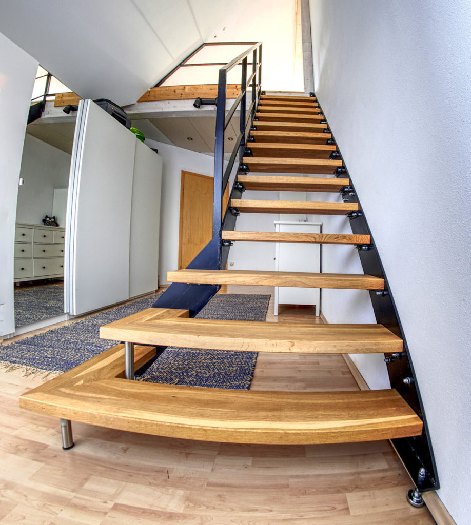 Treppe aus Holz und Metall für zu Hause